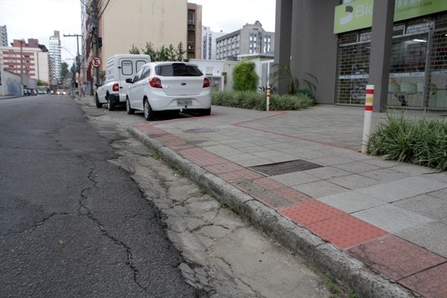 Após fiscalização, blocos de concreto foram retirados de calçada na Rua Felipe Schmidt